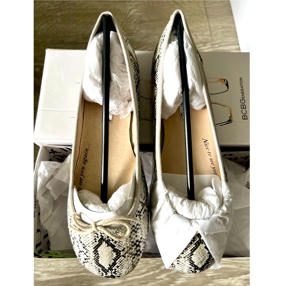 BCBGeneration Snake Flats